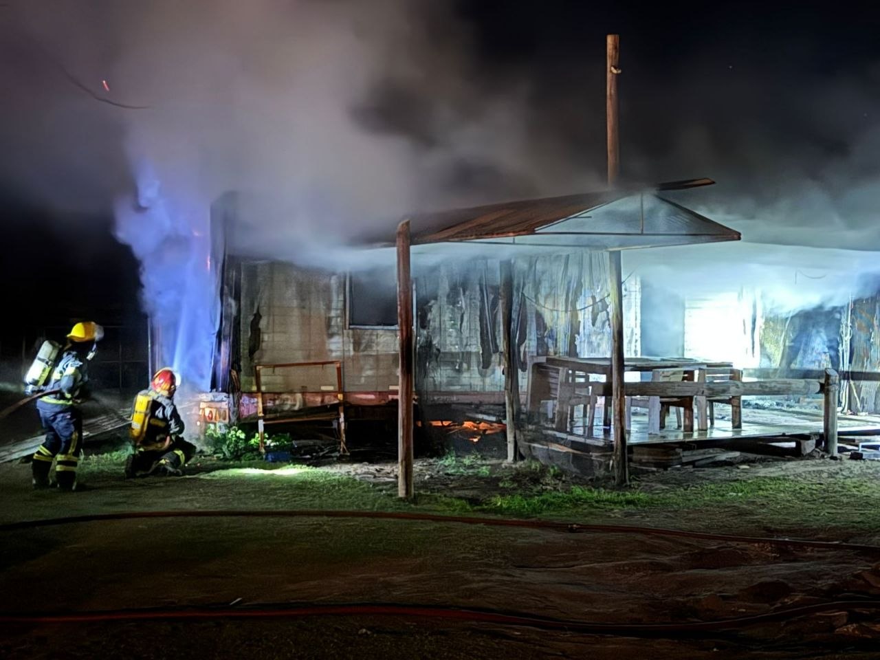 Incendio en un asentamiento cercano a Metileo y Monte Nievas: una familia resultó ilesa y hubo daños materiales