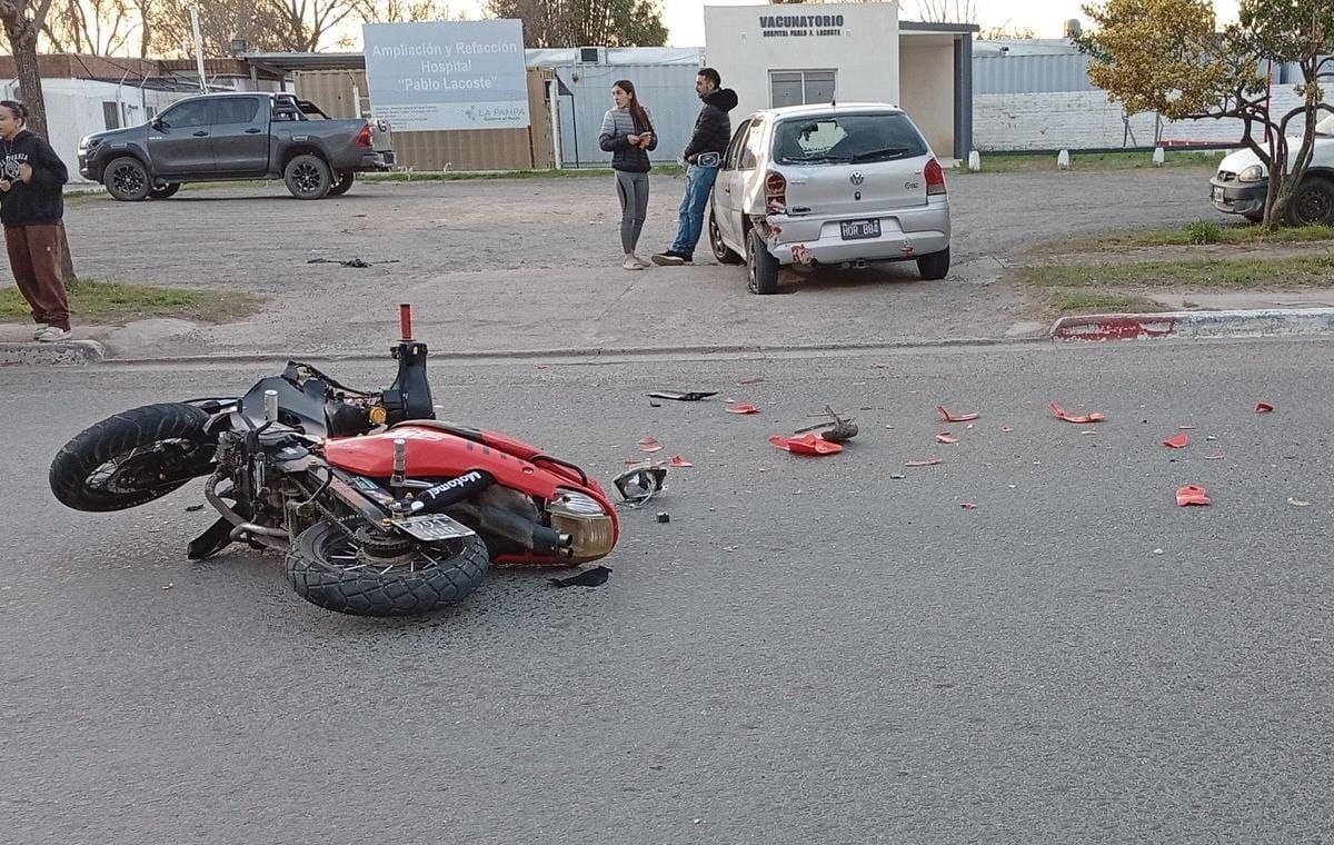 FUERTE CHOQUE FRENTE AL HOSPITAL DE CASTEX: DOS ADOLESCENTES IBAN EN MOTO Y EL CASCO EVITÓ CONSECUENCIAS MAYORES